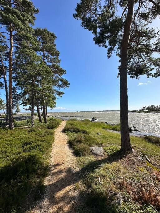 Eget Hus Med Badtunna I Skaergardsmiljoe Villa Kristinehamn Exterior photo